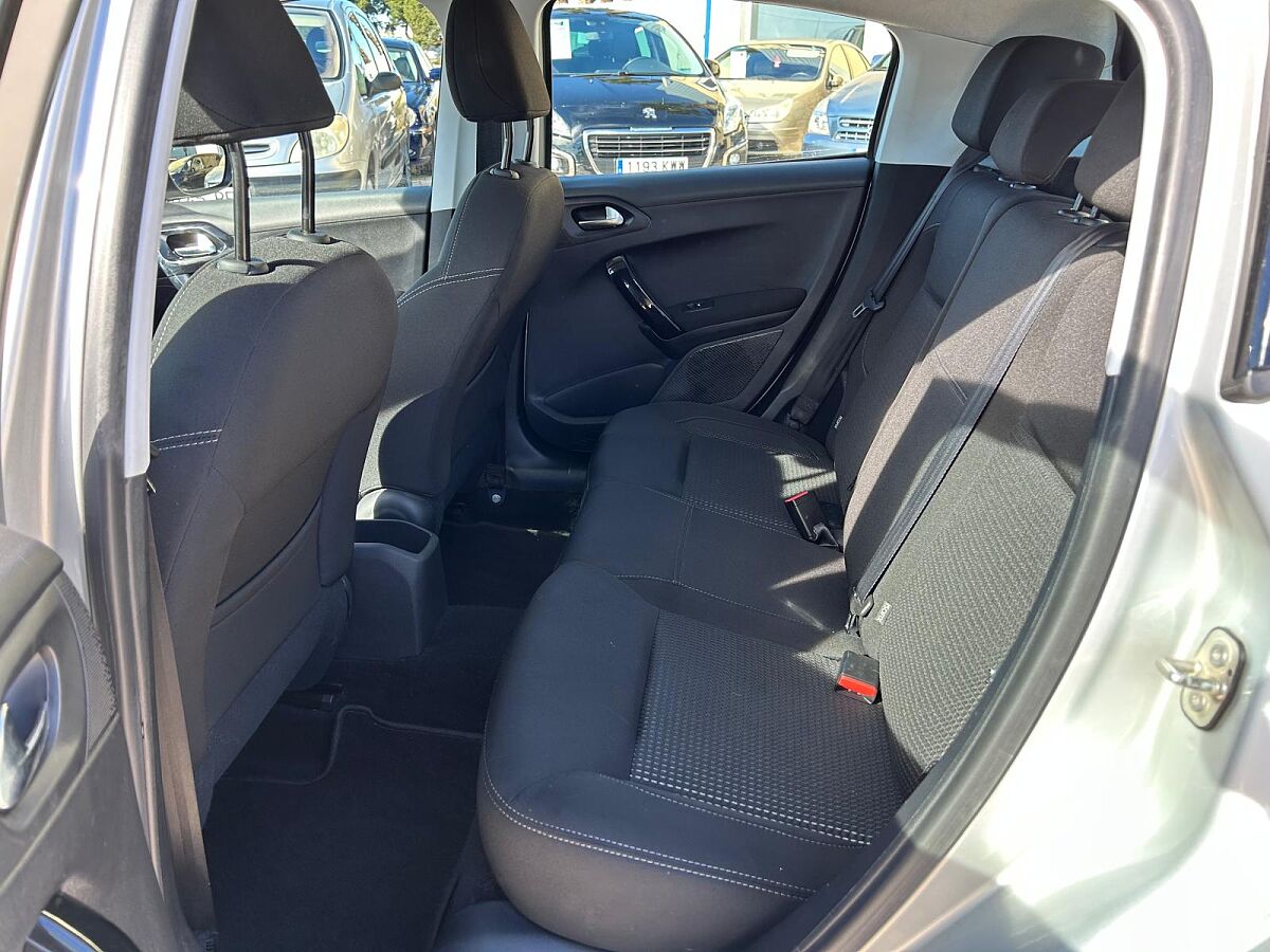 PEUGEOT 208 ALLURE 1.2 E-THP AUTO SPANISH LHD IN SPAIN 71000 MILES SUPERB 2018